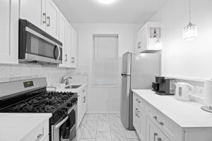 Η κουζίνα ή μικρή κουζίνα στο Stylish Apt in West New York 20 Min to Times Square