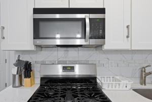 Η κουζίνα ή μικρή κουζίνα στο Stylish Apt in West New York 20 Min to Times Square