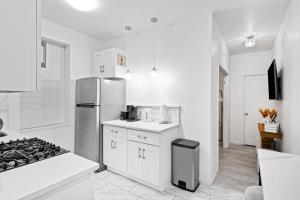 Η κουζίνα ή μικρή κουζίνα στο Stylish Apt in West New York 20 Min to Times Square