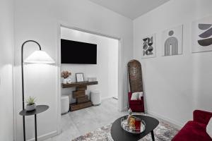 Μια τηλεόραση ή/και κέντρο ψυχαγωγίας στο Stylish Apt in West New York 20 Min to Times Square