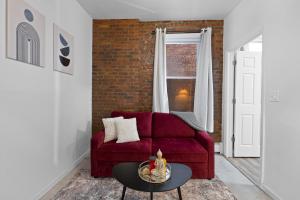 Posezení v ubytování Stylish Apt in West New York 20 Min to Times Square