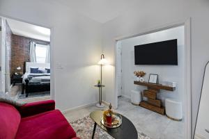 TV a/nebo společenská místnost v ubytování Stylish Apt in West New York 20 Min to Times Square