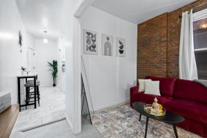 Posezení v ubytování Stylish Apt in West New York 20 Min to Times Square + 17 fotografií