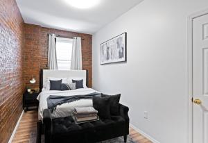 Ένα ή περισσότερα κρεβάτια σε δωμάτιο στο Stylish Apt in West New York 20 Min to Times Square