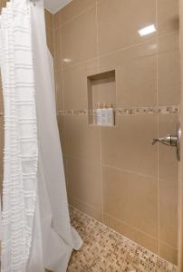 Ένα μπάνιο στο Stylish Apt in West New York 20 Min to Times Square