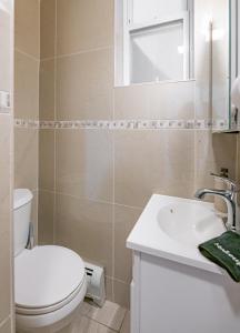 Ένα μπάνιο στο Stylish Apt in West New York 20 Min to Times Square