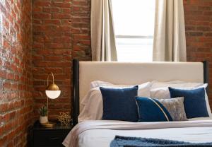 Ένα ή περισσότερα κρεβάτια σε δωμάτιο στο Stylish Apt in West New York 20 Min to Times Square