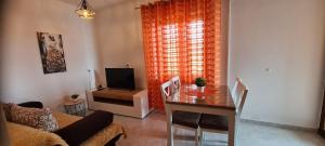 Televízia a/alebo spoločenská miestnosť v ubytovaní Apartments DaRi
