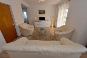 Televízia a/alebo spoločenská miestnosť v ubytovaní Apartments Olive Garden