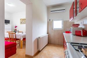 Kuchnia lub aneks kuchenny w obiekcie Apartments Nada