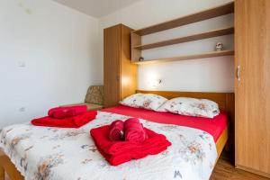 Łóżko lub łóżka w pokoju w obiekcie Apartments Nada