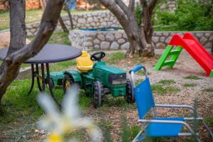 Plac zabaw dla dzieci w obiekcie Apartments Nada