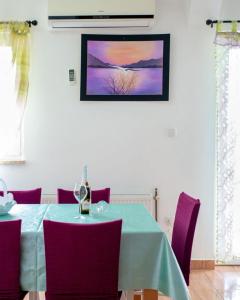Telewizja i/lub zestaw kina domowego w obiekcie Apartments Nada