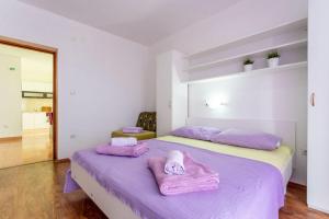Łóżko lub łóżka w pokoju w obiekcie Apartments Nada
