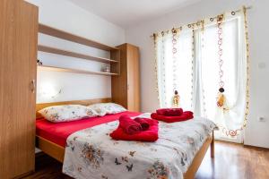 Łóżko lub łóżka w pokoju w obiekcie Apartments Nada