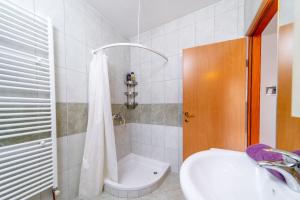 Łazienka w obiekcie Apartments Nada