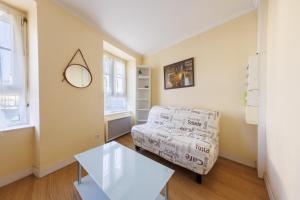 een woonkamer met een bank en een glazen tafel bij La Terrasse de Chamalières - Central - Wifi in Chamalières +14 foto's