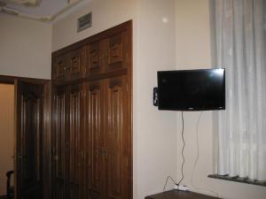 a flat screen tv on the corner of a room at Hostal Granada in Salamanca