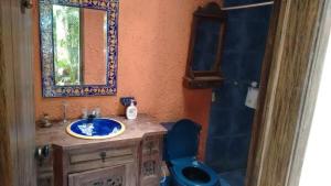 ein Badezimmer mit einem blauen Waschbecken und einem Spiegel in der Unterkunft Villa Mariela in Villeta + 28 Fotos