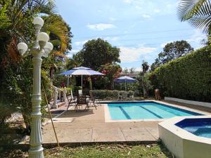 eine Lichtstange neben einem Pool in der Unterkunft Villa Mariela in Villeta