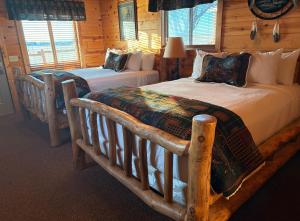 Postel nebo postele na pokoji v ubytování Badlands Frontier Cabins