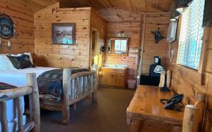 Postel nebo postele na pokoji v ubytování Badlands Frontier Cabins
