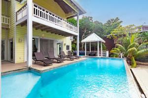 Πισίνα στο ή κοντά στο Updated Beachfront Paradise Infinity Pool Roatan