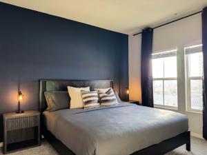una camera da letto con parete blu e un letto con cuscini di Bright & Spacious in Iconic LA Neighborhood Free parking - 10mins to Cedars a Los Angeles Altre 48 foto