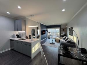 una cucina e un soggiorno con divano di Bright & Spacious in Iconic LA Neighborhood Free parking - 10mins to Cedars a Los Angeles