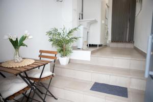 a room with a table and chairs and plants at La casita de elle in Alora