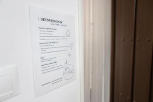 a sign on the side of a door at La casita de elle in Alora