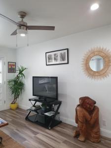 una sala de estar con TV y una estatua de oso en Tropical Hideaway!, en Fort Lauderdale