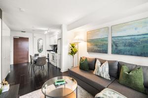 Posezení v ubytování Modern 1BR King Suite, Central Downtown Toronto