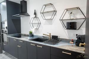 Köök või kööginurk majutusasutuses Premium Cayenne Appartement- Private Cine & SPA -CTIS HOME +11 fotot