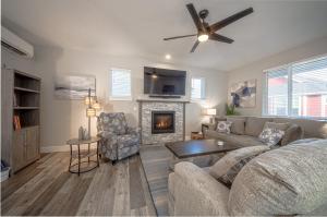 een woonkamer met een bank en een open haard bij Seal Pup Cottage in Ocean Shores