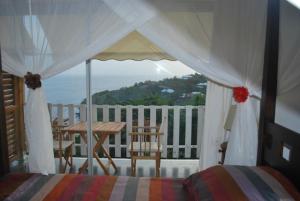 舍尔谢Vue sur Mer Caprices de l'Ombre的一间带床的卧室和一个带桌子的阳台