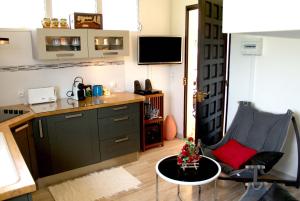 舍尔谢Vue sur Mer Caprices de l'Ombre的客厅配有桌子、椅子和桌子