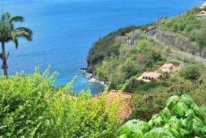 舍尔谢Vue sur Mer Caprices de l'Ombre的从山丘上欣赏海景 更多5张照片