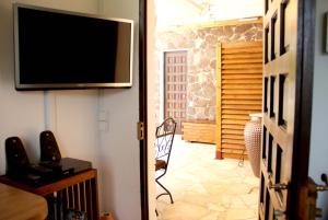 舍尔谢Vue sur Mer Caprices de l'Ombre的挂在墙上的电视