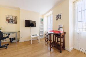 Μια τηλεόραση ή/και κέντρο ψυχαγωγίας στο Le Thermal Tonic - Balcon - Central - Wifi