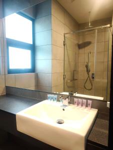 a bathroom with a sink and a shower at 8Pax Green View next to KL118 ChinaTown n Train Station in Kuala Lumpur +52 photos