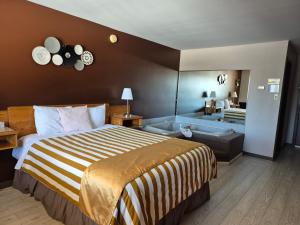 سرير أو أسرّة في غرفة في Motel Le Radisson de Val-David