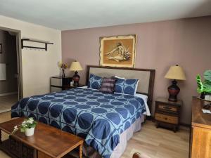 سرير أو أسرّة في غرفة في Motel Le Radisson de Val-David