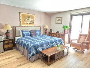 سرير أو أسرّة في غرفة في Motel Le Radisson de Val-David