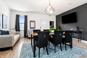 Μια τηλεόραση ή/και κέντρο ψυχαγωγίας στο Spacious 5BR Getaway in NOLA