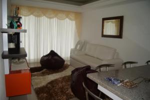 HigueroteにあるHiguerote Luxury Vacation Beachのソファとテーブルのあるリビングルーム