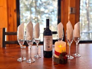 Drinks på Winter Lakefront Chalet - Serendipity Hideaway - Ski, Skate, Snowshoes & Relax by the Cozy Fire