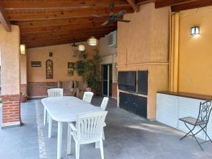 a white table and chairs on a patio at Casa céntrica amplia con patio in Quitilipi
