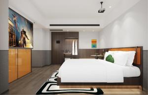 长沙Mcsrh Hotel-Changsha IFS and WUYI Plaza的一间带一张白色大床的卧室和一间浴室