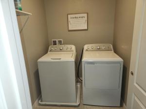 zwei nebeneinander sitzende Waschmaschinen in einer Waschküche in der Unterkunft Jeanell's Place in Davenport